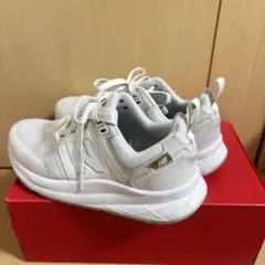 New Balance DYNASOFT ホワイト スニーカー