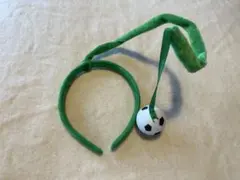 サッカーボール付き緑色カチューシャ