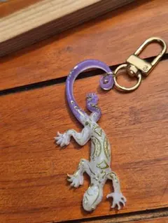 トカゲ型透明チャーム 紫色フック付き