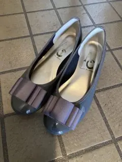 リボン付きグレー フラットシューズ