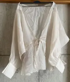 ホワイト Vネック リボン付き 長袖シャツ