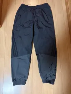 adidas ブラック ナイロンパンツ