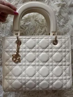 NICE CLAUP チャーム付きキルティングミニトートバッグ アイボリー