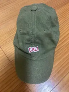 CALI刺繍オリーブグリーンキャップ