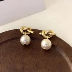 ノットピアス(ゴールド)パール 揺れる シルバー925 トレンド No191