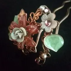 花と葉のデザインのかんざし