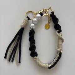 スマホストラップ・タッセル付き 黒ハンドメイドストラップ　スマイルチャーム