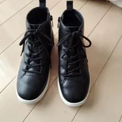 ブラックレザー ハイカットスニーカー