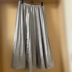 光沢感のあるプリーツひざ下スカート シルバー - メルカリ