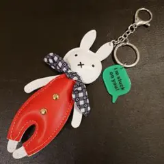 お口が✕の赤いお洋服の ウサギ チャーム キーホルダー プレート グリーン 緑