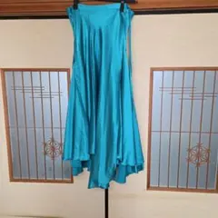 エメラルドグリーンの巻きスカート