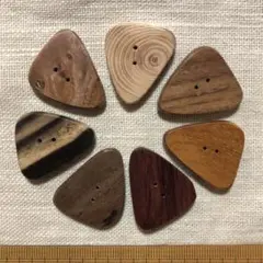 手作りの木のボタン　いろいろ材三角 C(7個)