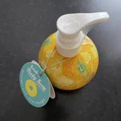 スクラブボディソープ　パイナップル の香り　 230mL 雑①
