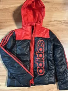 adidas フード付きパデッドジャケット 黒/赤
