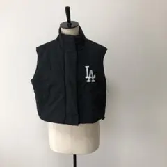 LAロゴ入り黒ダウンベスト