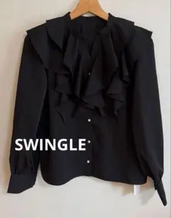 SWINGLE パールボタン付フリルブラウスのサムネイル