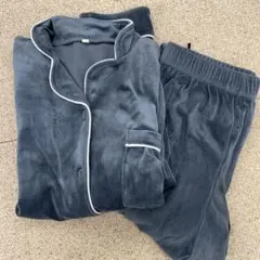 グレーのボタン付きパジャマ　M