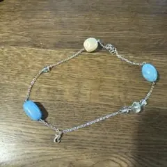 青とクリーム色のビーズブレスレット