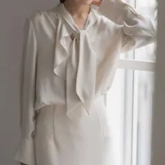 【新品】NOBLE ノーブル ロイヤルサテンボウタイブラウス ナチュラル