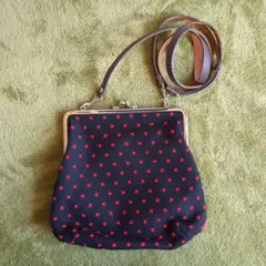 あやの小路 がま口 フラットショルダーバッグ 黒×赤ドット