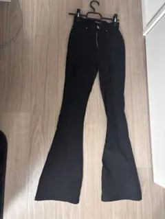 黒 ブーツカットデニムパンツのサムネイル