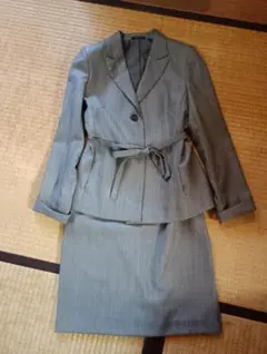 グレーのジャケットとタイトスカートセットアップ