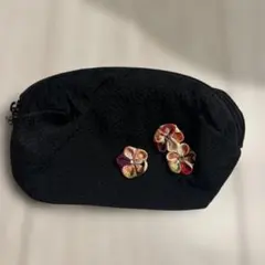 上品♪ ちりめん素材 化粧ポーチ ブラック（お花モチーフ＆チャーム付き）