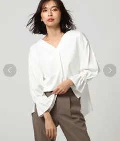 UNTITLED　プレーティング袖コンシャスプルオーバー　ホワイト　サイズ2