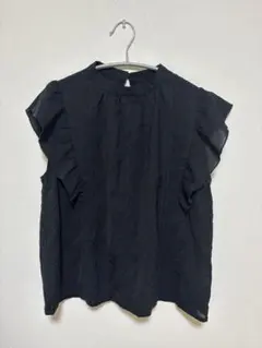 フリル付きブラックノースリーブシャツ F