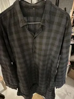 グレーとブラックのチェック柄長袖シャツ