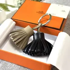 HERMES エルメス カルメン ウノドス キーホルダー バッグチャームのサムネイル