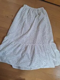 GU刺繍入りホワイトフレアスカート
