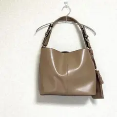 A4収納可 本革 仕分けがし易い✨️ショルダーバッグ ポーチ付き