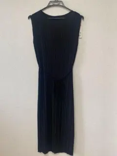 UNIQLO ブラックドレス　ノースリーブ プリーツワンピース