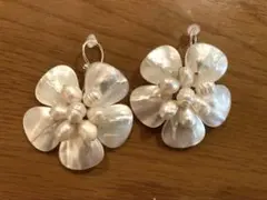 未使用品　シェルフラワーx淡水パール　ハンドメイドピアス
