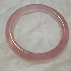 ​​【希少・マイカ入】マダガスカル産ローズクォーツ バングル 濃厚ピンク恋愛成就