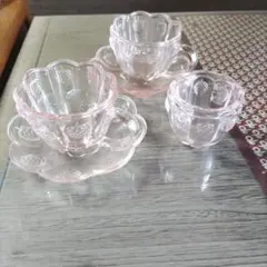 ピンクガラス カップ＆ソーサー 2客セット