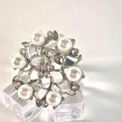 パールとクリスタルの花形ブローチ