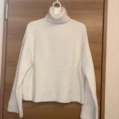 ホワイトタートルネックリブセーター