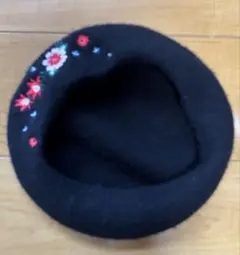 黒の花柄刺繍ベレー帽