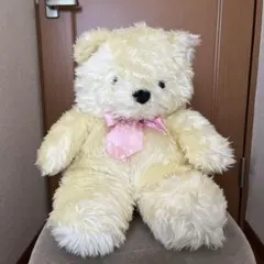 クリーム色クマ型ぬいぐるみ