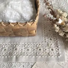 北欧ヴィンテージ撮影にもオススメ♪ナーベルソム刺繍が施された可愛いスクエアクロス