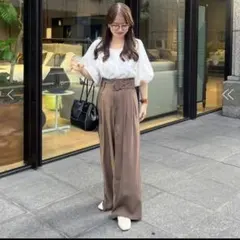 Thevon ベルト付きハイウエストタックパンツ ブラウン