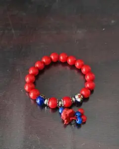 赤いビーズのチャーム付きブレスレット