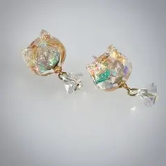 オーロラカラーの猫と、揺れるクリスタルガラスのピアス