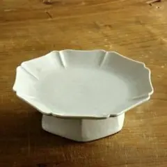 希少】 初期伊万里 古伊万里 白磁 陽刻 花図 盃 杯 小皿 江戸初期