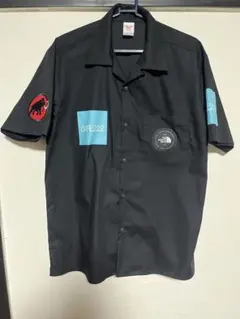 半袖シャツ 黒 ロゴ付き