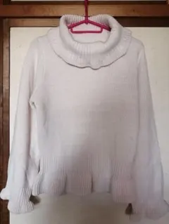 ホワイトタートルネックニットセーター