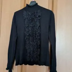 ギャラリービィスコンティ黒 フリル付きハイネックニット