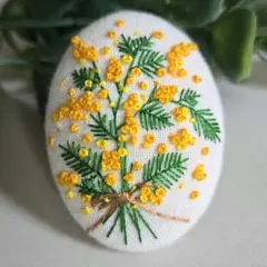 #158　ミモザ　刺繍ブローチ　ハンドメイド　くるみボタン